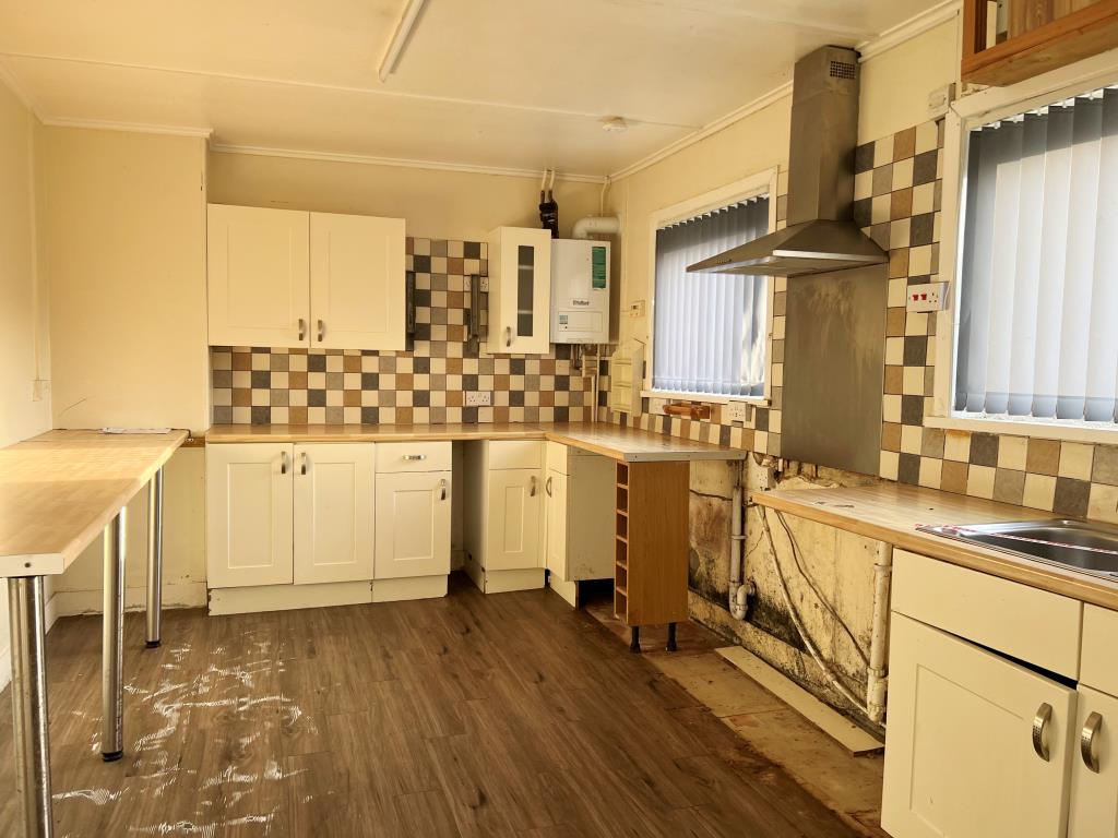 Lot: 9 - HOUSE FOR IMPROVEMENT IN POPULAR LOCATION - Kitchen